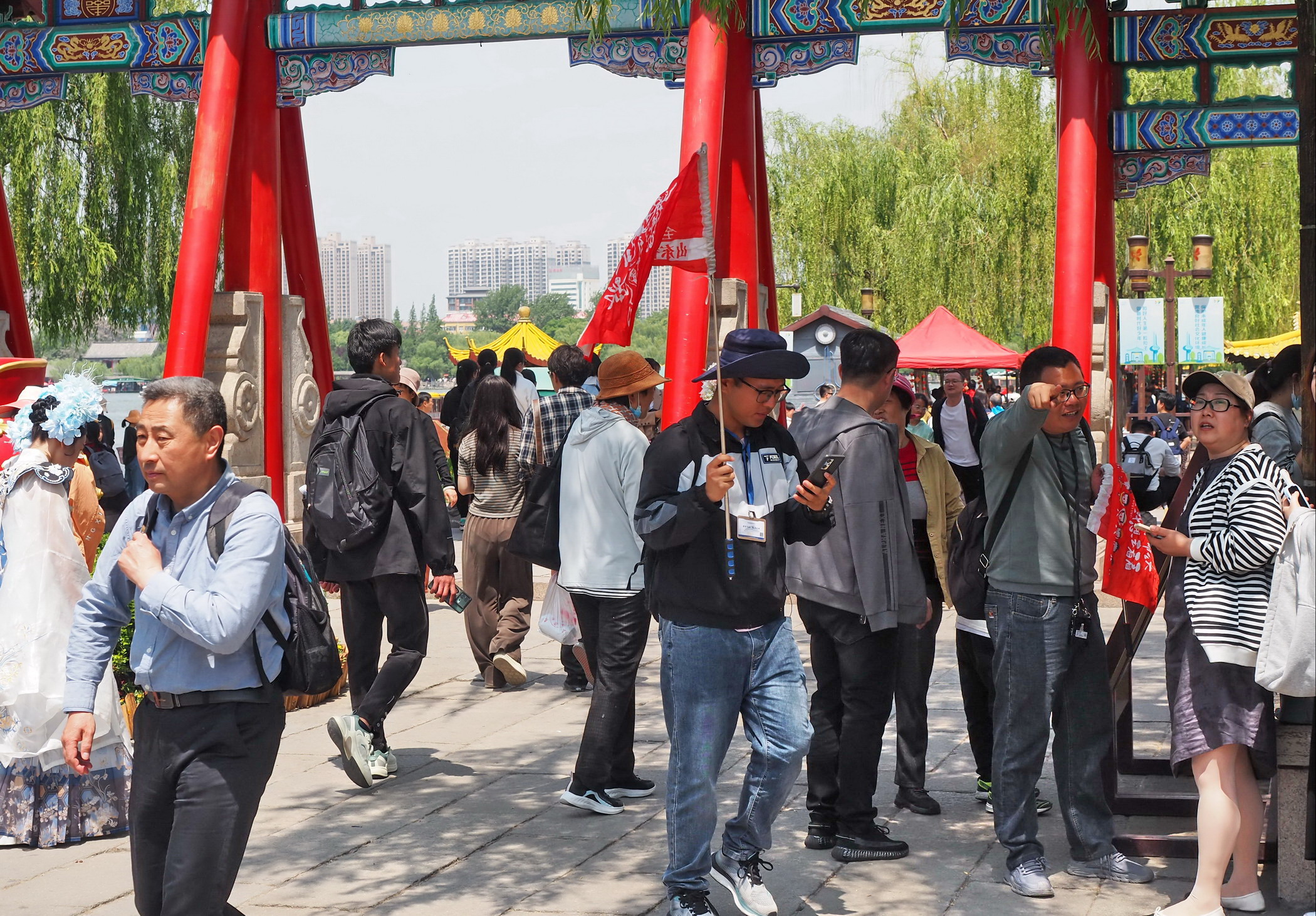 假日大明湖水清树绿鲜花萦绕，每天数万游客陶醉湖景