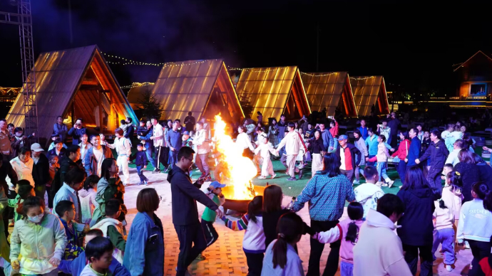 果然视频|五一济南南山游火爆，游客在山水间体验篝火音乐和美食