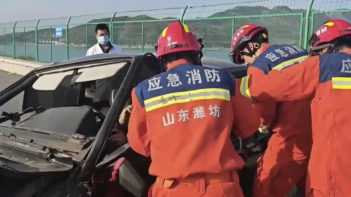 果然视频|男子遇事故被困轿车驾驶室，消防员到场破拆