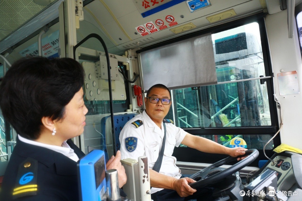 最美身影 | 26路公交车夫妻档驾驶员