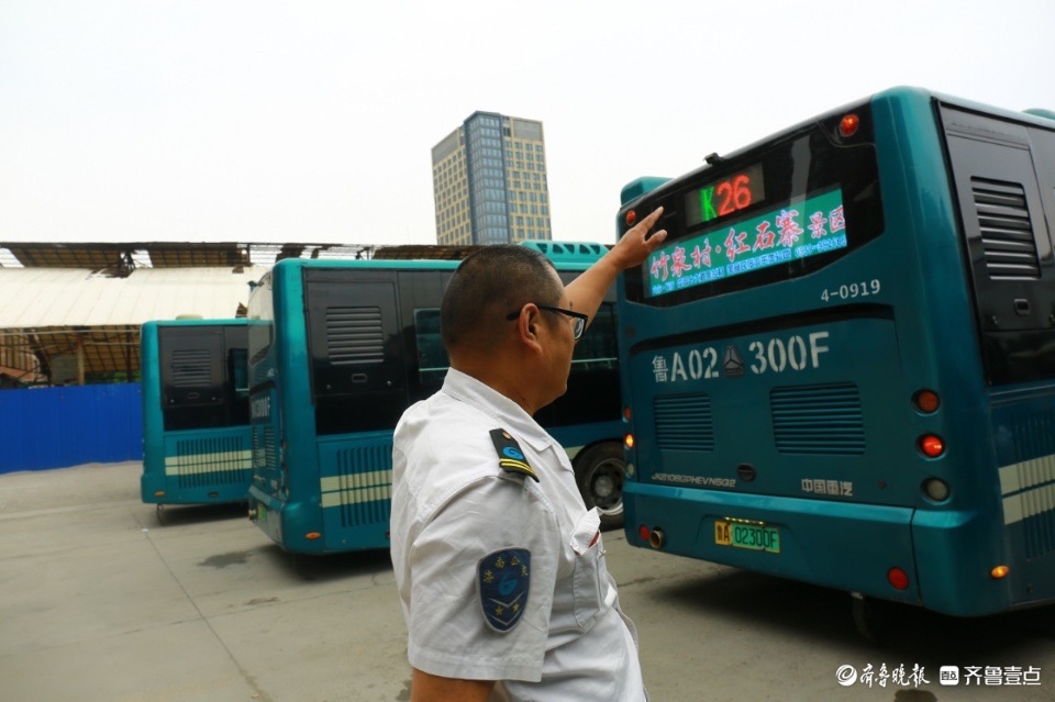 最美身影 | 26路公交车夫妻档驾驶员