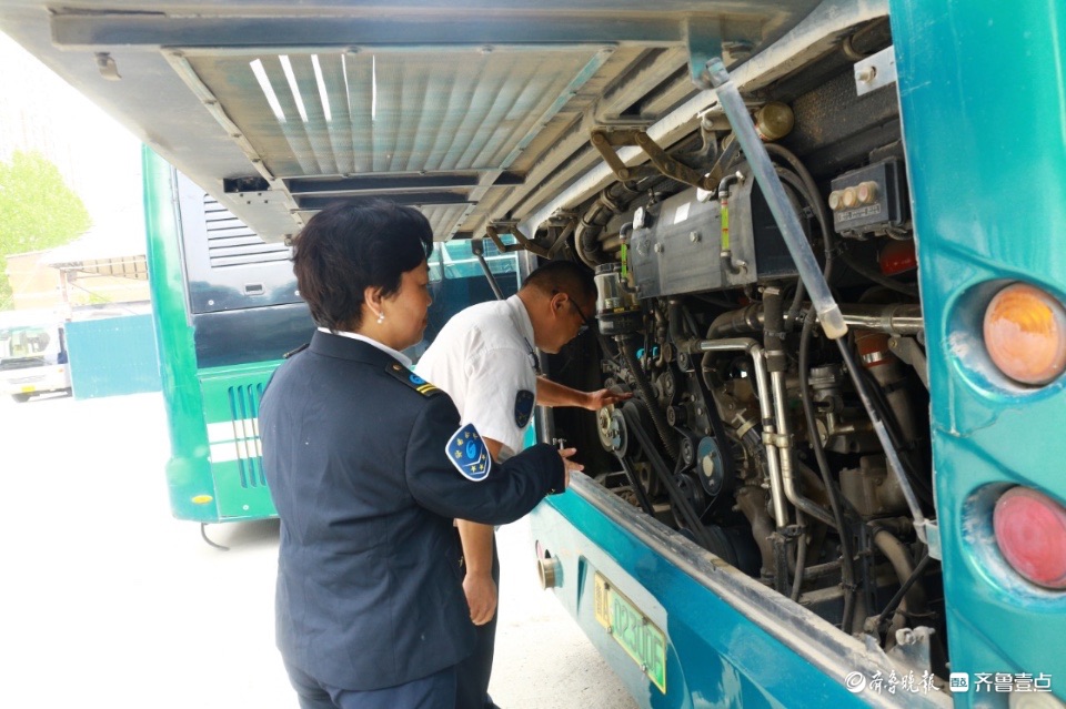 最美身影 | 26路公交车夫妻档驾驶员