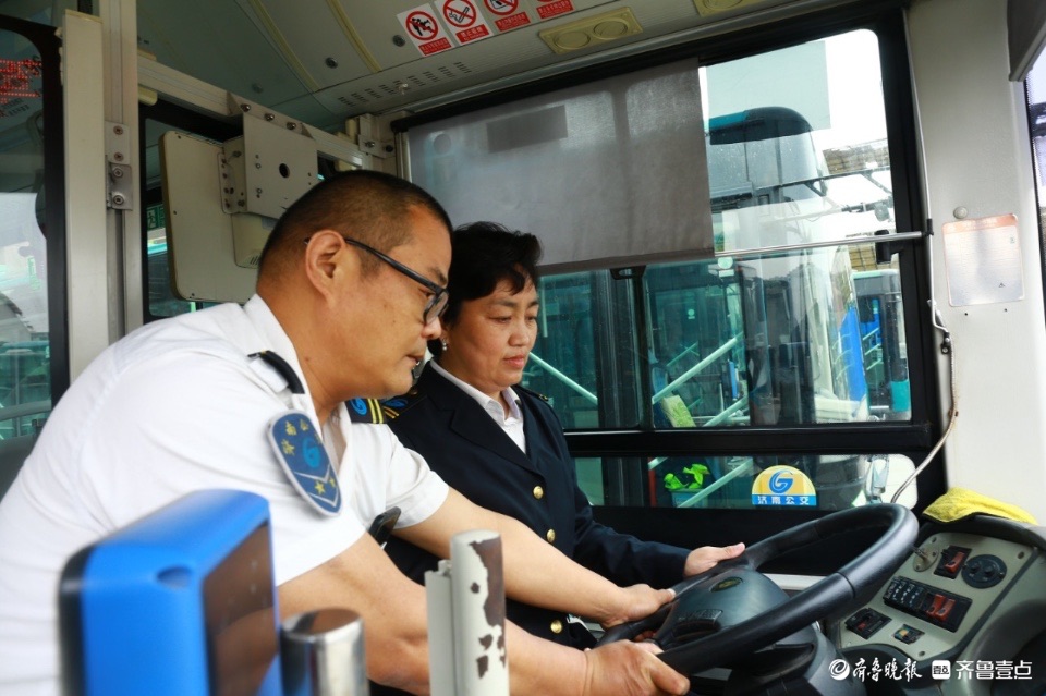 最美身影 | 26路公交车夫妻档驾驶员