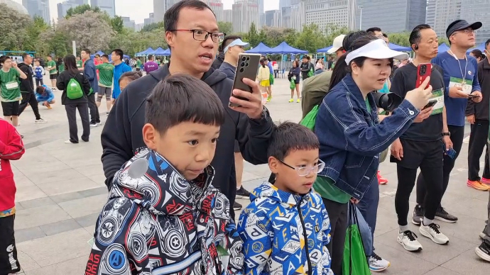 果然视频|“泉”在济南半程马拉松马上开跑，大批跑友现场热身