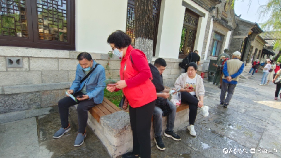 最美身影 | 百花洲里，志愿者为游客服务