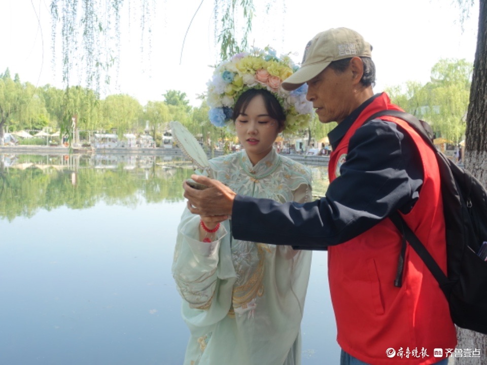 最美身影 | 百花洲里，志愿者为游客服务