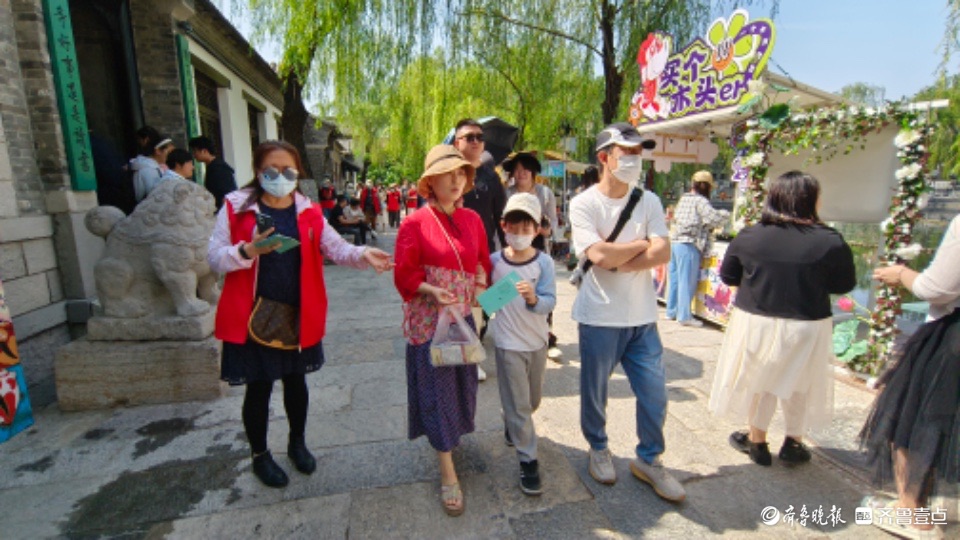 最美身影 | 百花洲里，志愿者为游客服务