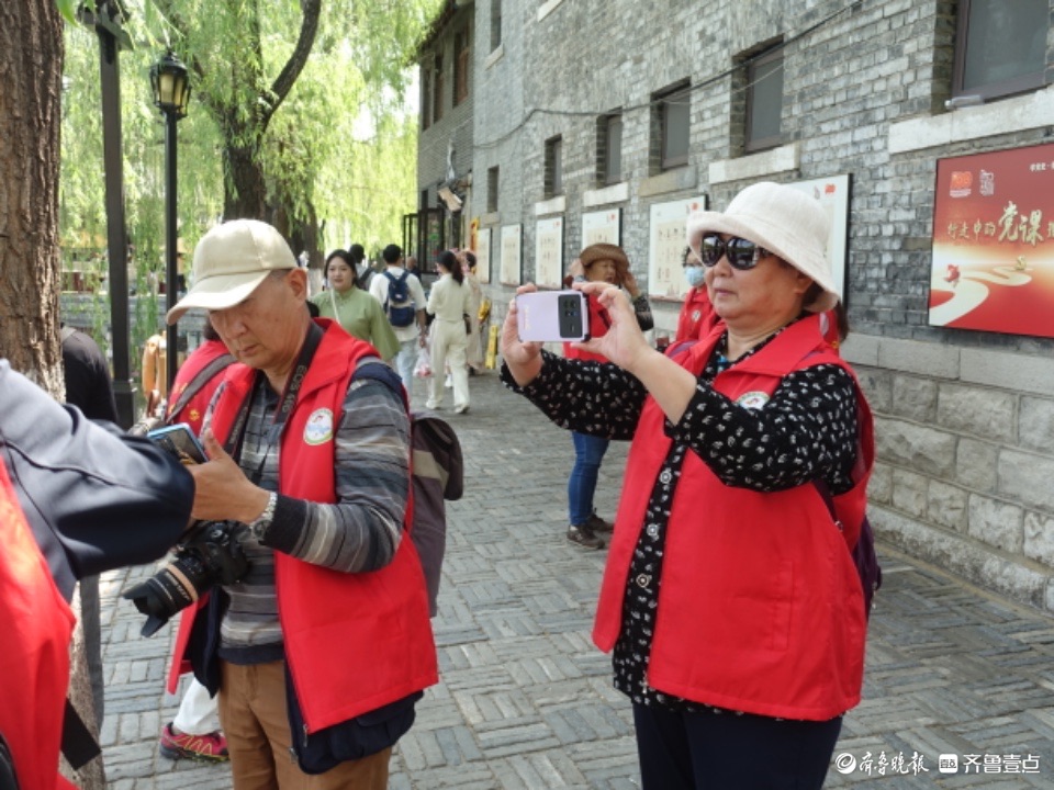 最美身影 | 百花洲里，志愿者为游客服务