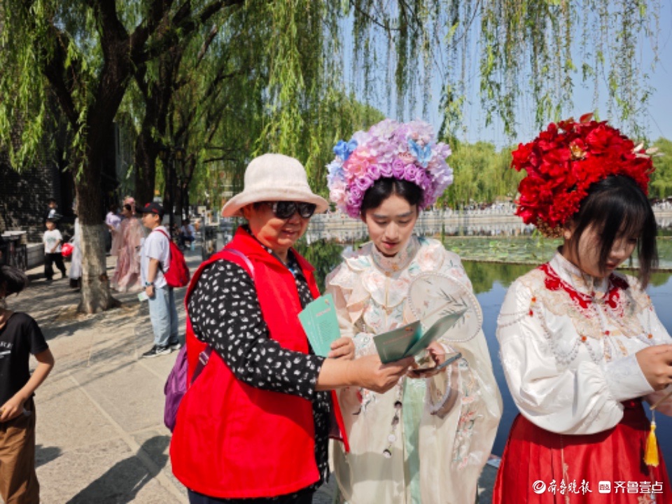 最美身影 | 百花洲里，志愿者为游客服务