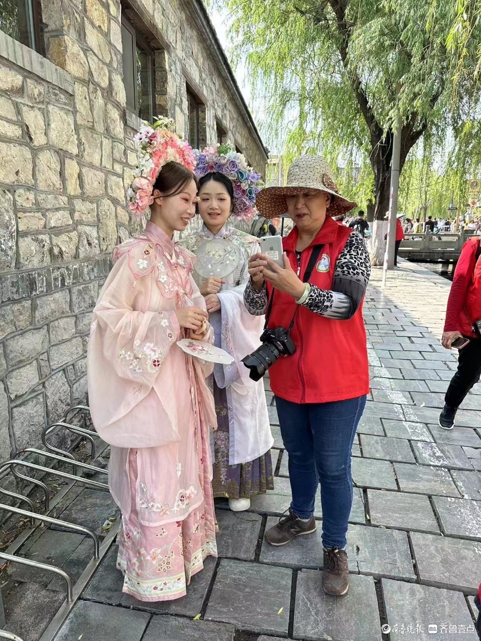 最美身影 | 百花洲里，志愿者为游客服务