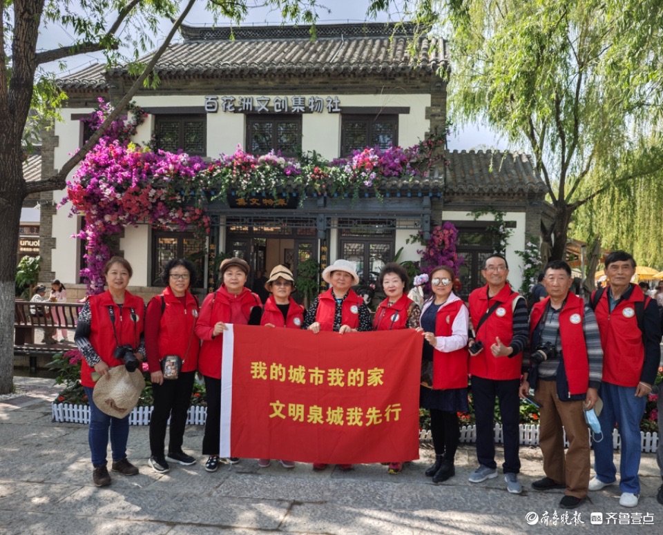 最美身影 | 百花洲里，志愿者为游客服务