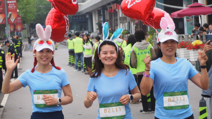 果然视频|2024济南奥体半程马拉松，女配速员们美丽又能跑