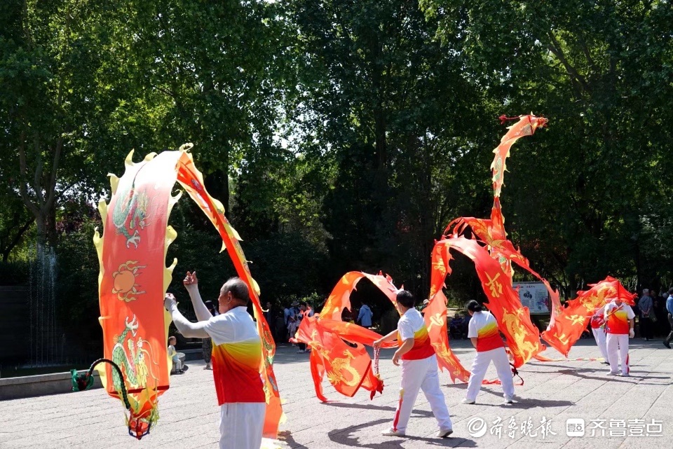最美身影 | 百花公园里，人们以各种方式乐享假日生活