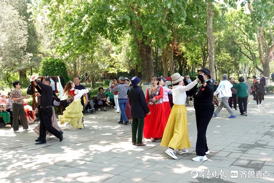 最美身影 | 百花公园里，人们以各种方式乐享假日生活