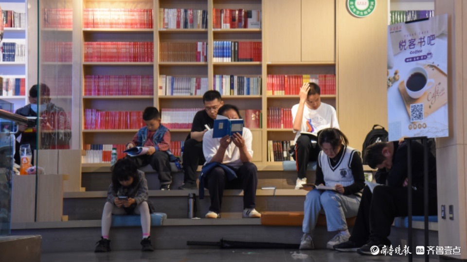 最美身影 | 书香假日，与书为伴