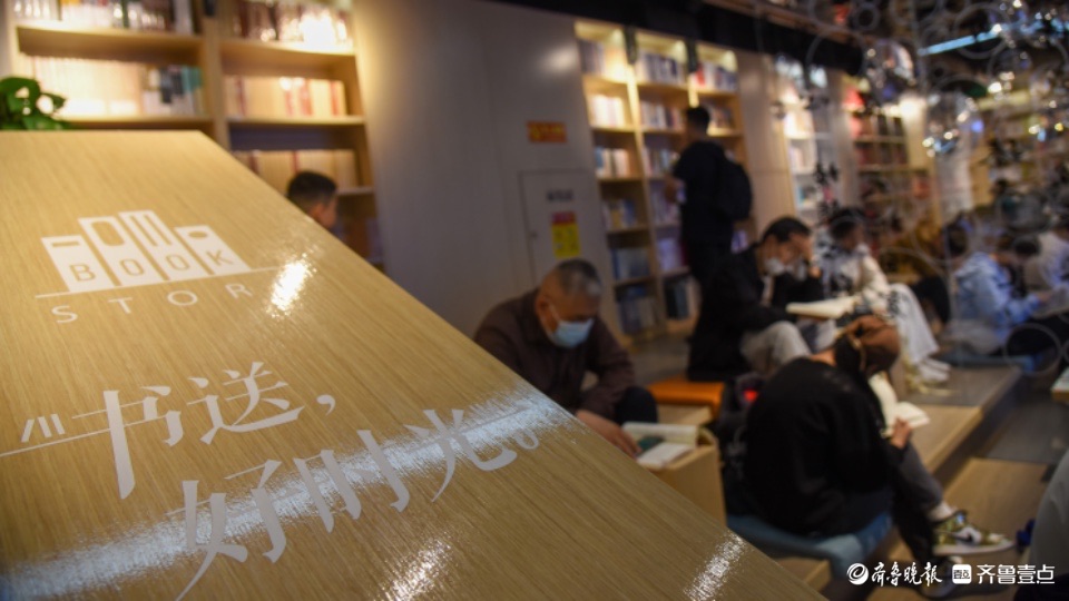 最美身影 | 书香假日，与书为伴