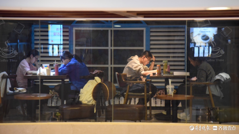 最美身影 | 书香假日，与书为伴