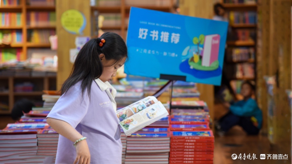 最美身影 | 书香假日，与书为伴