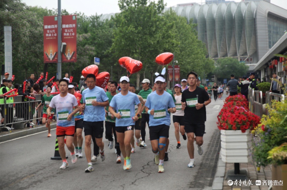 最美身影 | 跑起来！“泉”在济南跑半马