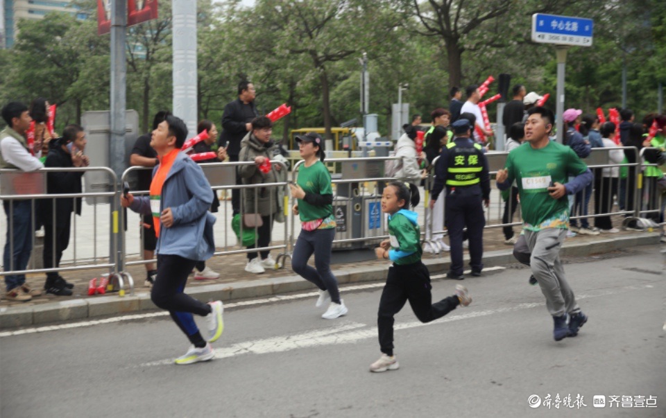 最美身影 | 跑起来！“泉”在济南跑半马
