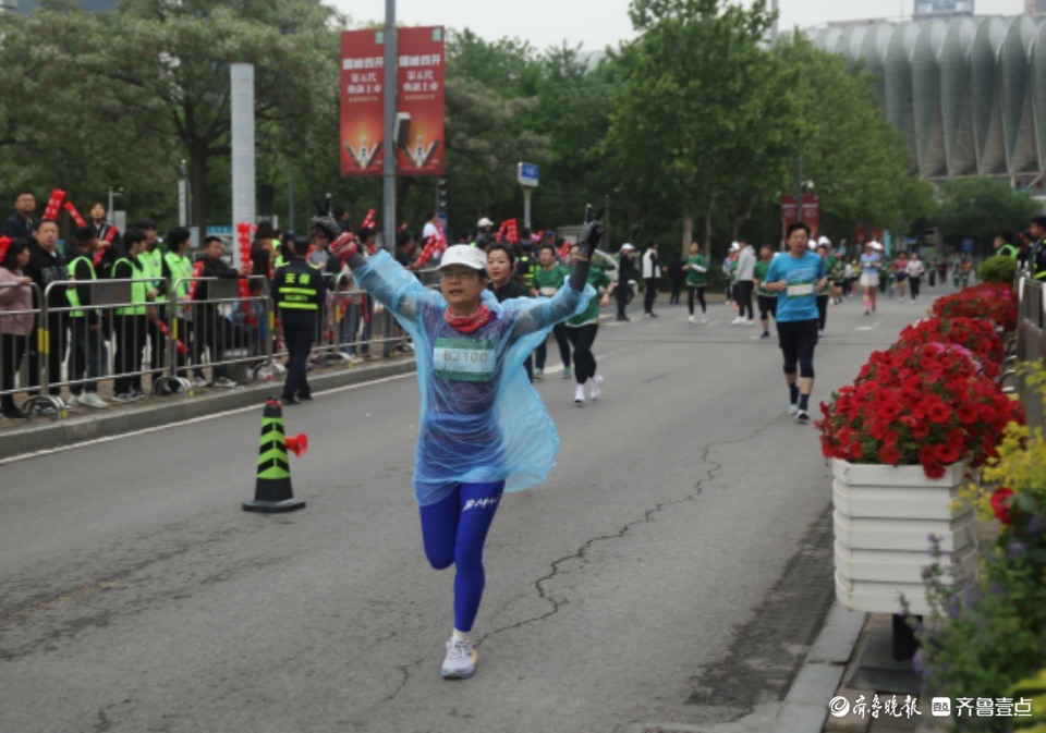 最美身影 | 跑起来！“泉”在济南跑半马