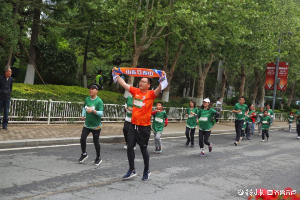 最美身影 | 跑起来！“泉”在济南跑半马