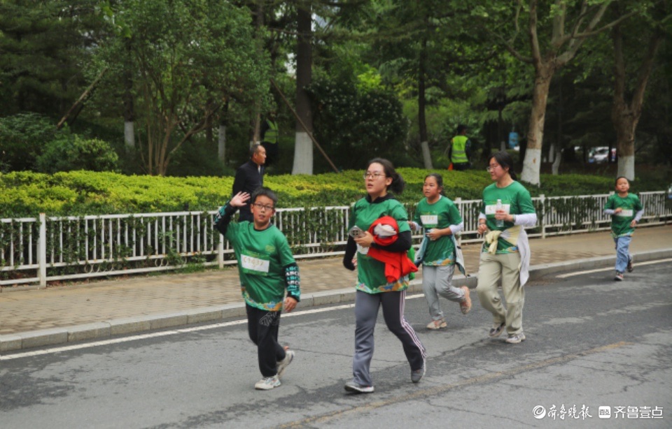 最美身影 | 跑起来！“泉”在济南跑半马