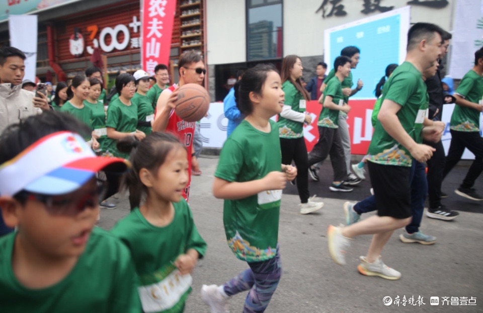 最美身影 | 跑起来！“泉”在济南跑半马