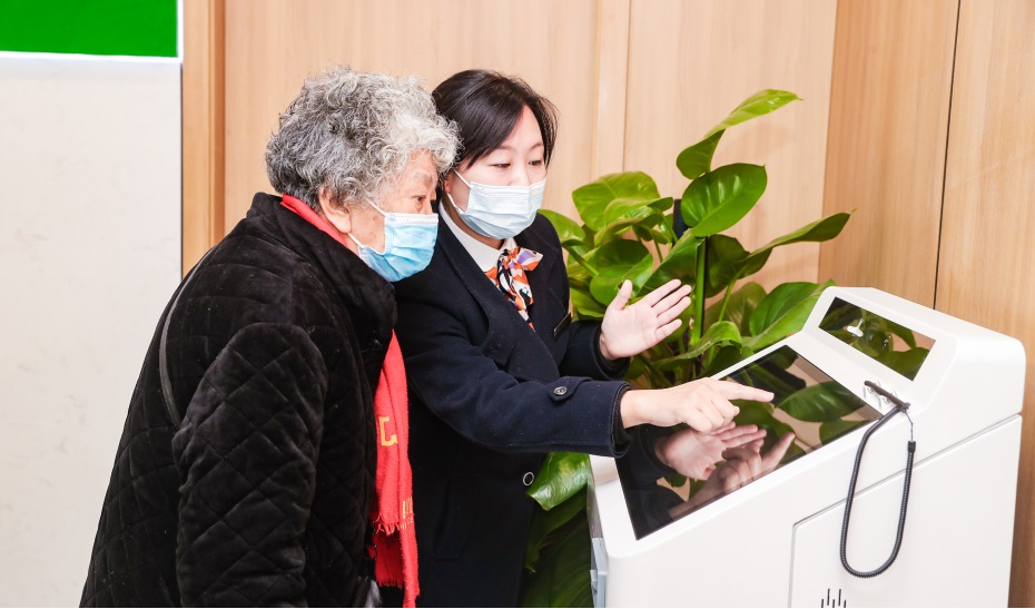 推出"适老化"服务,国寿寿险两年适老化服务惠及951万人次