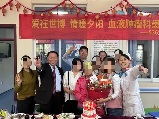 世博高新医院:院长牵头办派对给七旬老人庆生