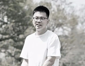 向上托举，是他留在世上最后的身影