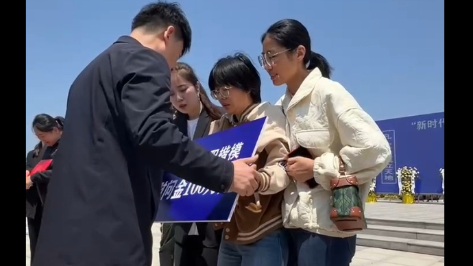 宁阳救人英雄王龙安葬仪式，向亲属发放慰问金100万元