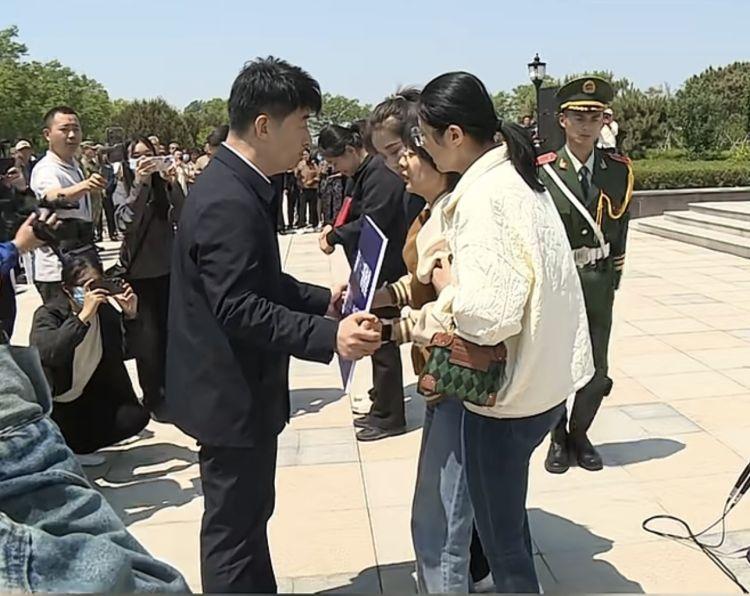 淄博青岛泰安，三地何以同时褒奖同一人？