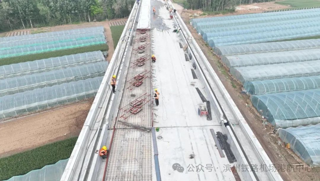 8公里,采用crtsⅢ型板式无砟轨道,铺设轨道板9498块.