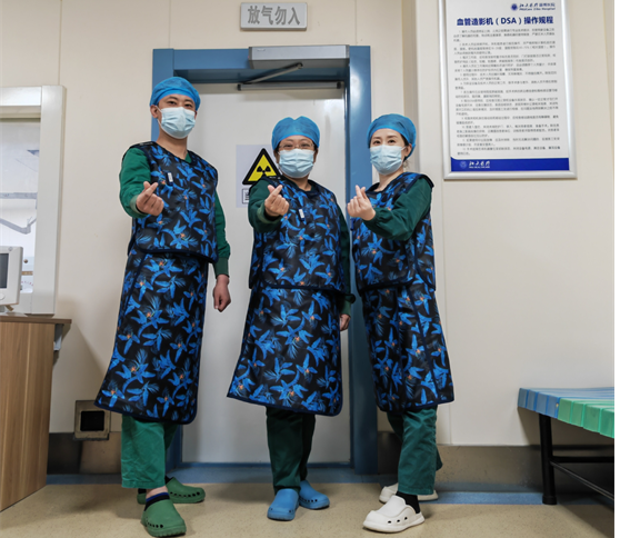 没有人生而无畏,只是介入科的护士门选择了勇敢.