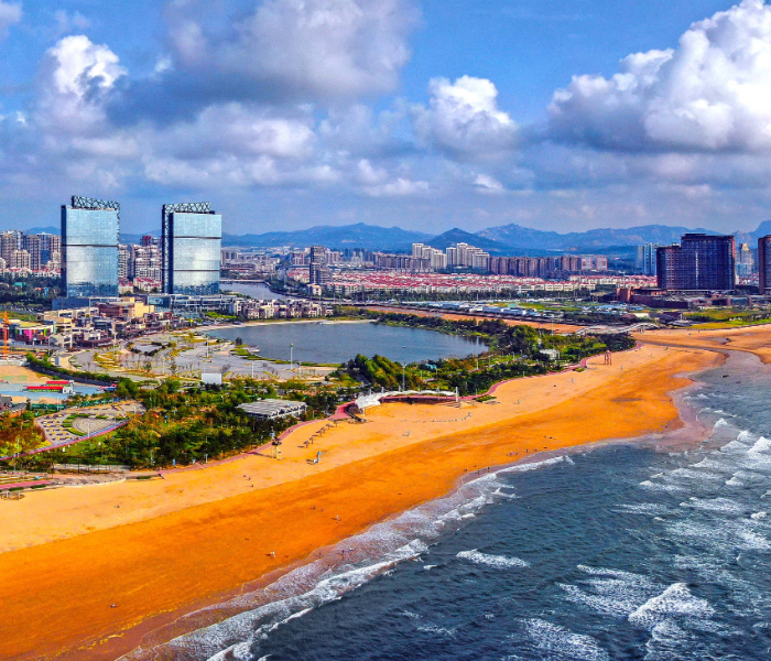 拥有309公里绵长海岸线的青岛西海岸新区，是2014年国务院批复设立的第九个国家级新区，肩负着“以海洋经济发展为主题，打造海洋强国战略支点”的国家使命。秉承“新”的特质，西海岸新区以“新”提速、以“新”提质，纵深推进经略海洋，推进海洋科技创新、不断走向深蓝、实现海陆循环，“蓝色生产力”正加快显现，“蓝色之城”愈发芳容明艳。