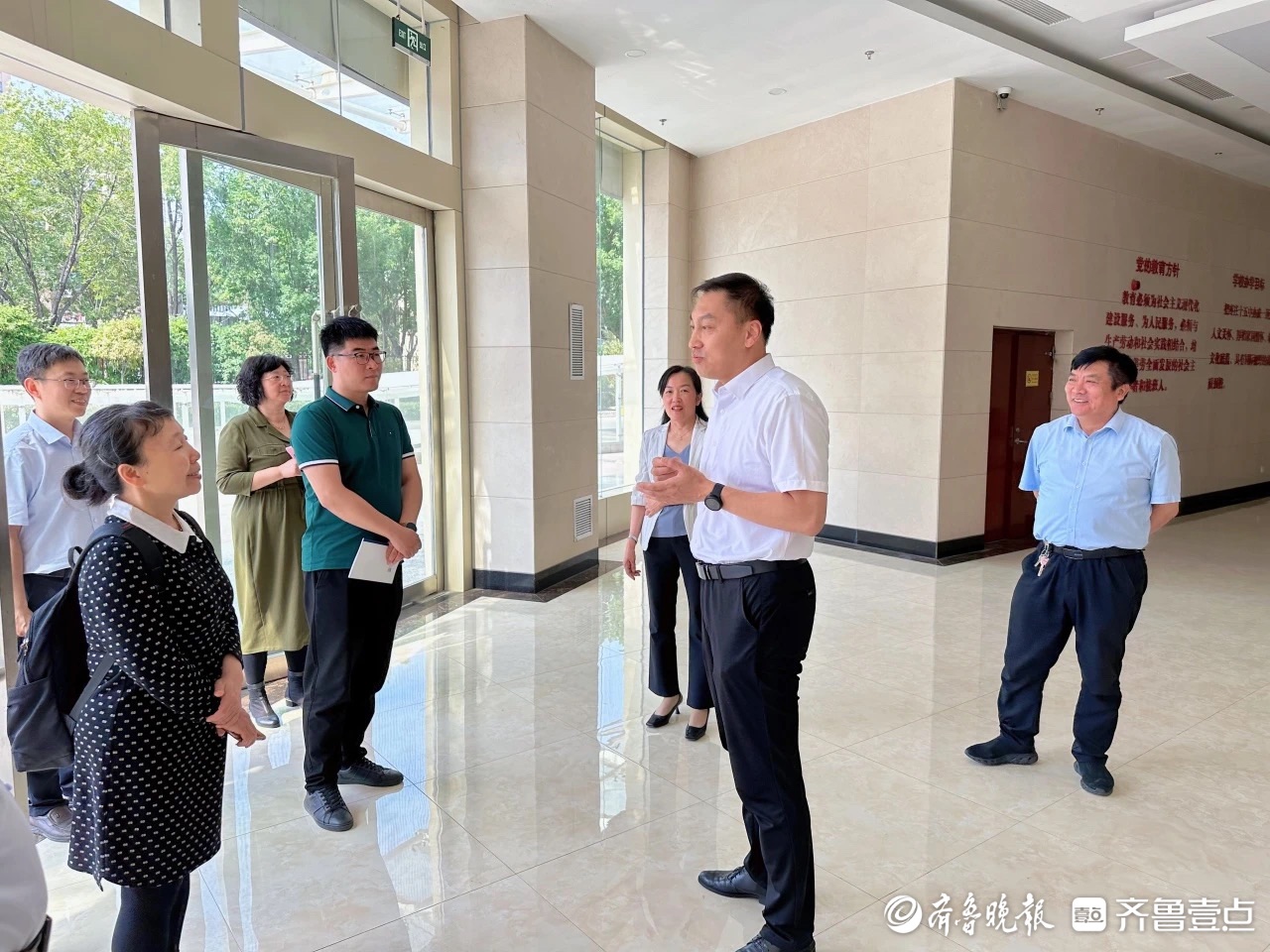 枣庄十五中党委书记,校长梁健对调研组到来表示热烈欢迎,向调研组介绍