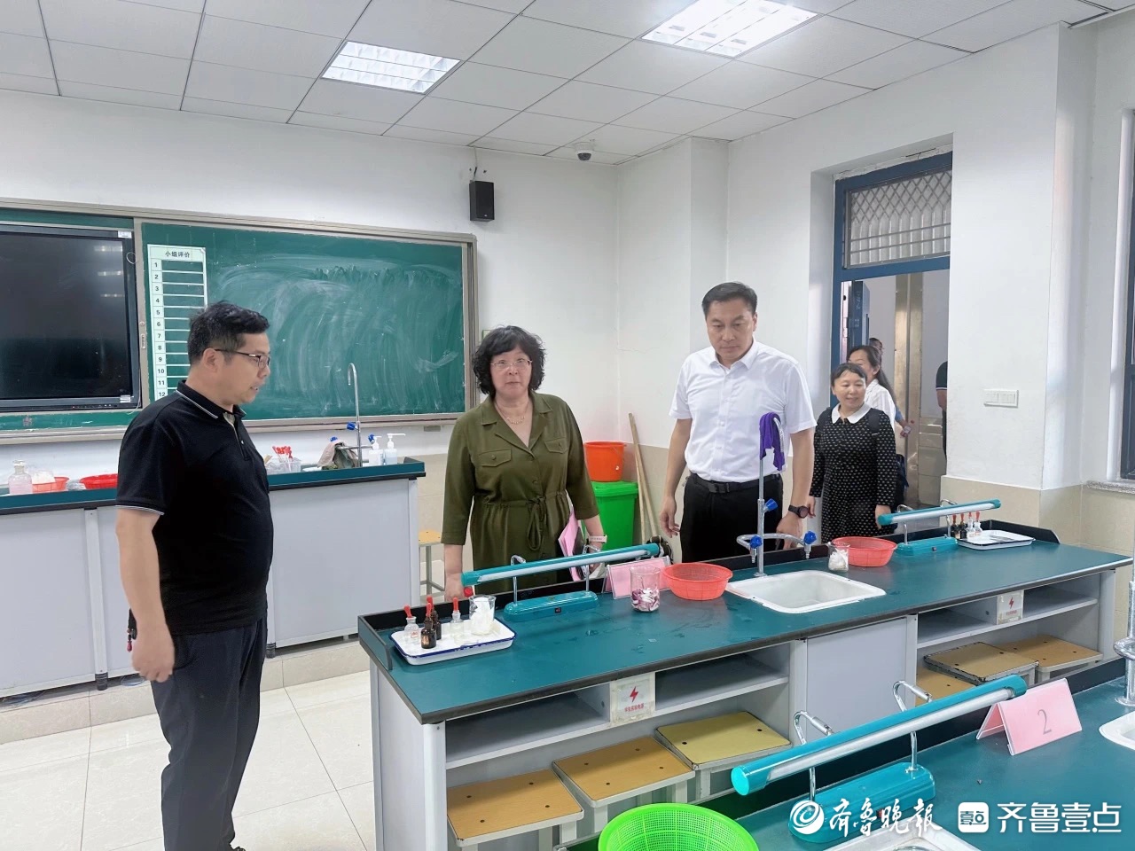 教育部专家组莅临枣庄十五中调研指导科学教育工作