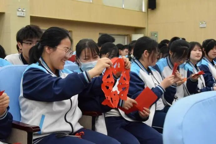 创意设计助力非遗传承,山东轻工职业学院新剪纸技艺走进淄博六中