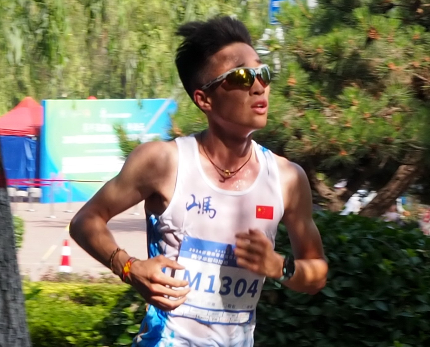 奔跑在湖光荷韵柳荫间!章丘白云湖半程马拉松欢乐举行