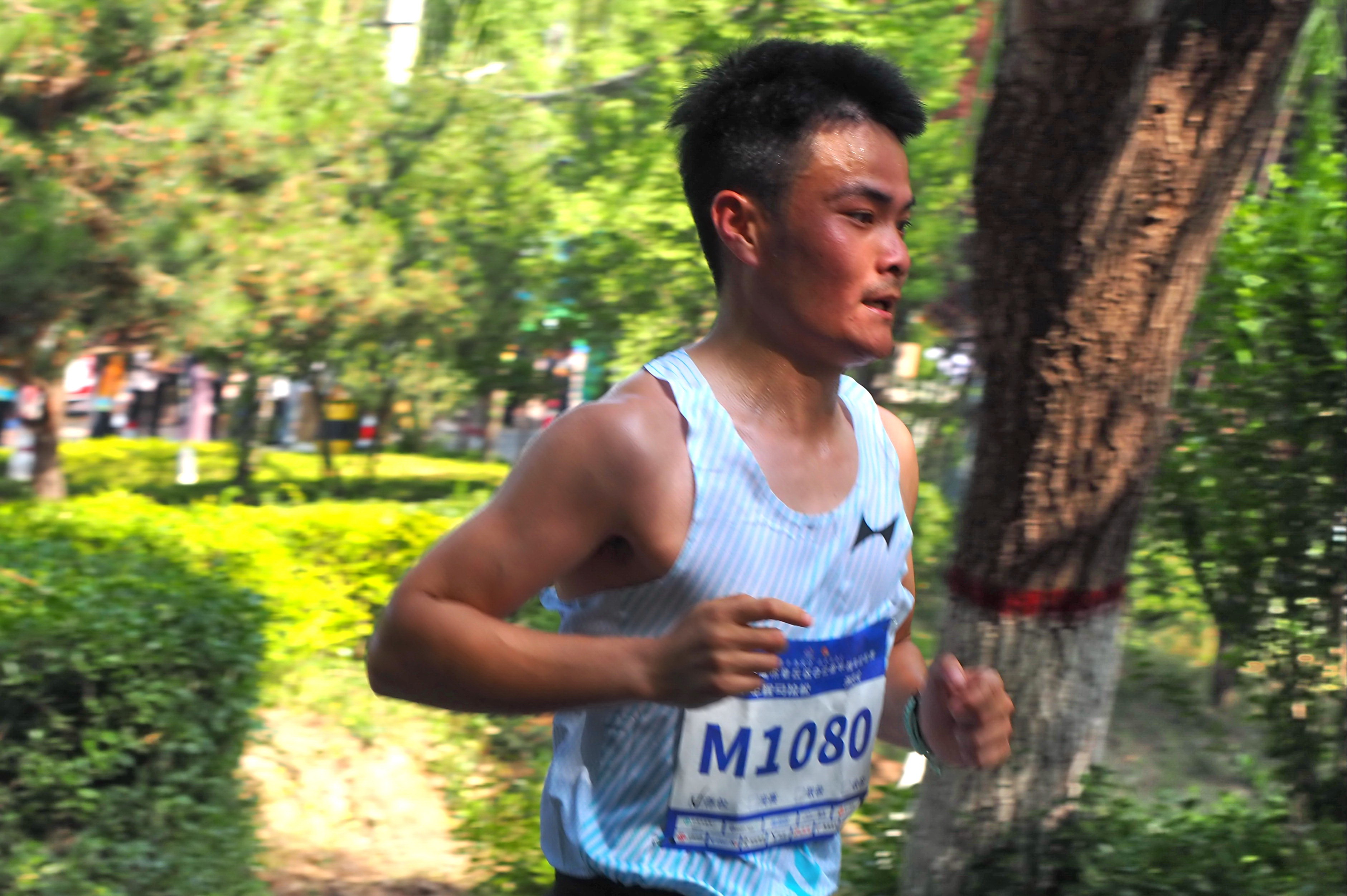 奔跑在湖光荷韵柳荫间!章丘白云湖半程马拉松欢乐举行