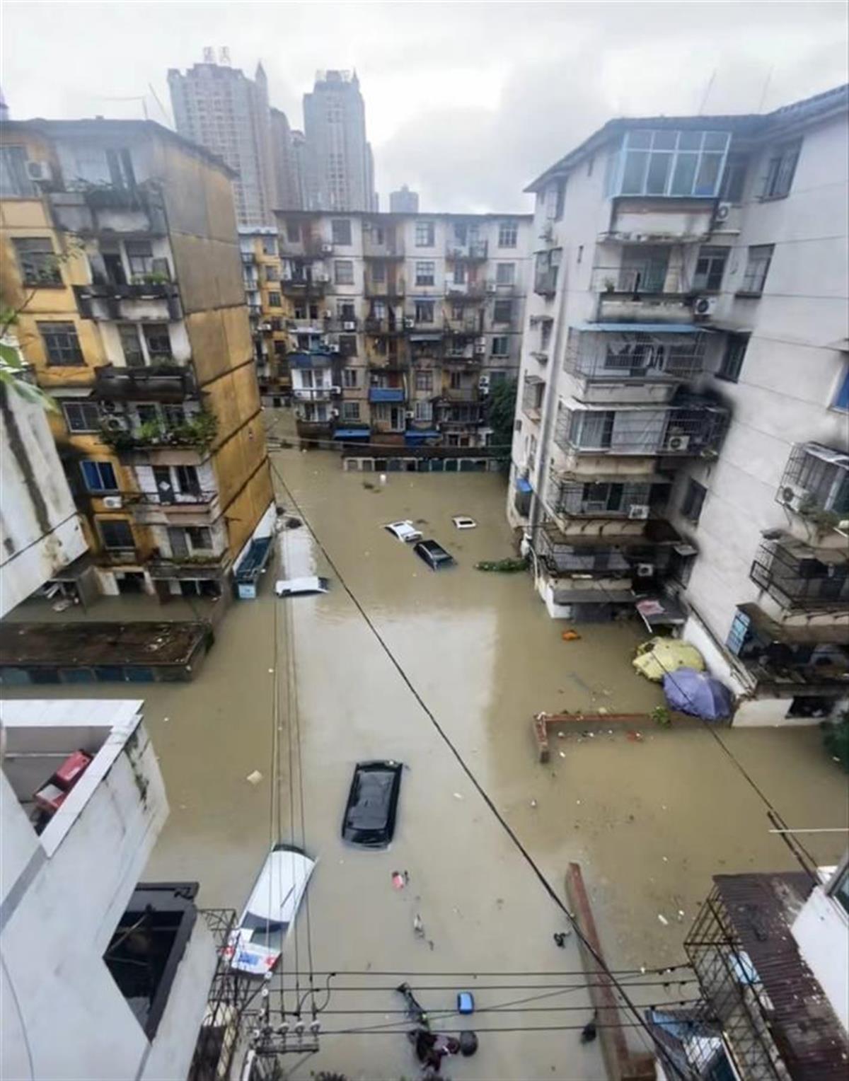 南宁一小区因暴雨积水最深达三米,多部门划船转移200人
