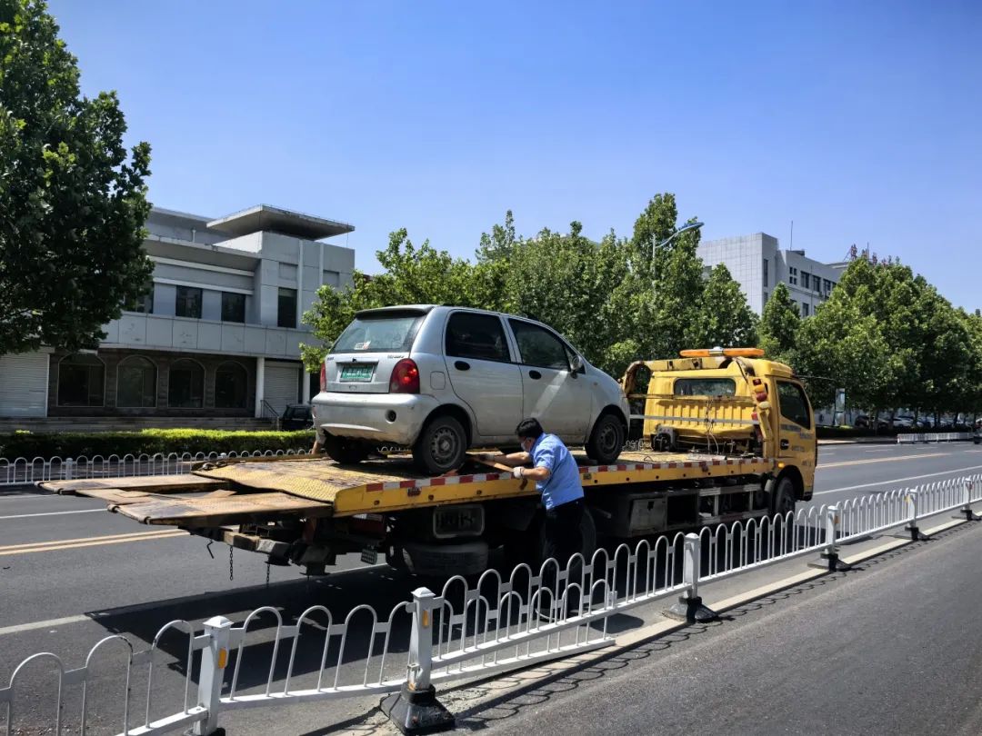 该车没有牌照也无法办理保险护栏损失费和车辆维修费均由自己承担