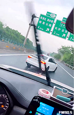 据网传视频显示5月19日6时23分许沪昆高速湖南湘潭段一辆小车被一辆