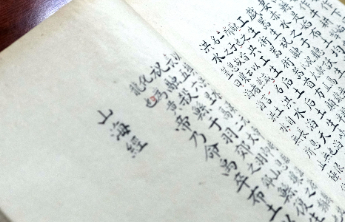 走进山东大学图书馆，31万余册古籍背后是讲不完的故事