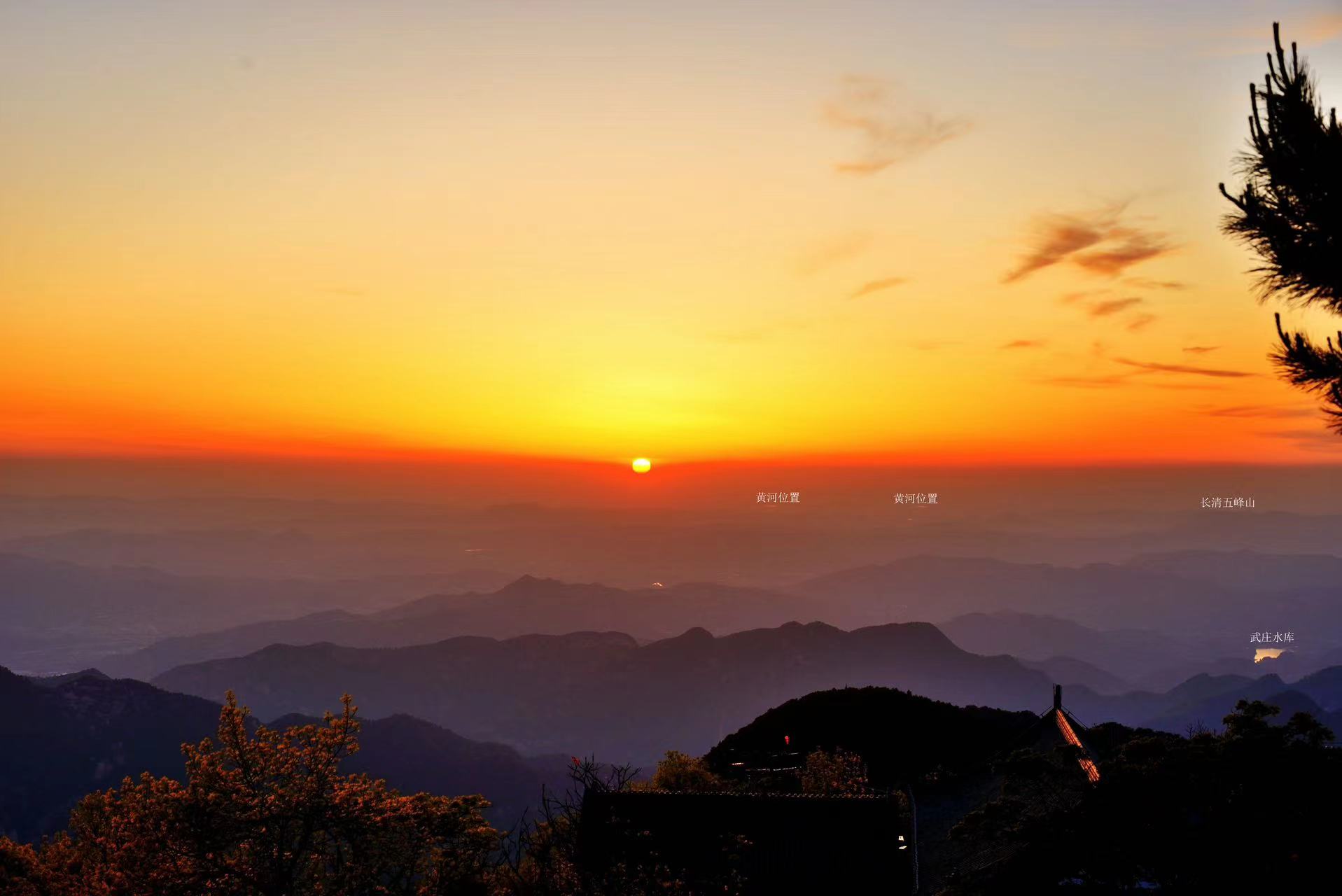 5月15日,摄影师赵建东便在日落时在泰山顶上拍到了黄河金带,雄浑的