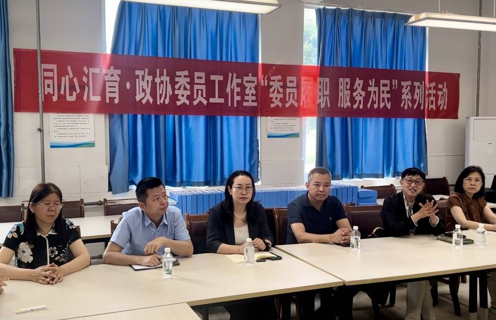 在石马镇中心学校,市政协教育界别"同心汇育·政协委员"工作室开展"