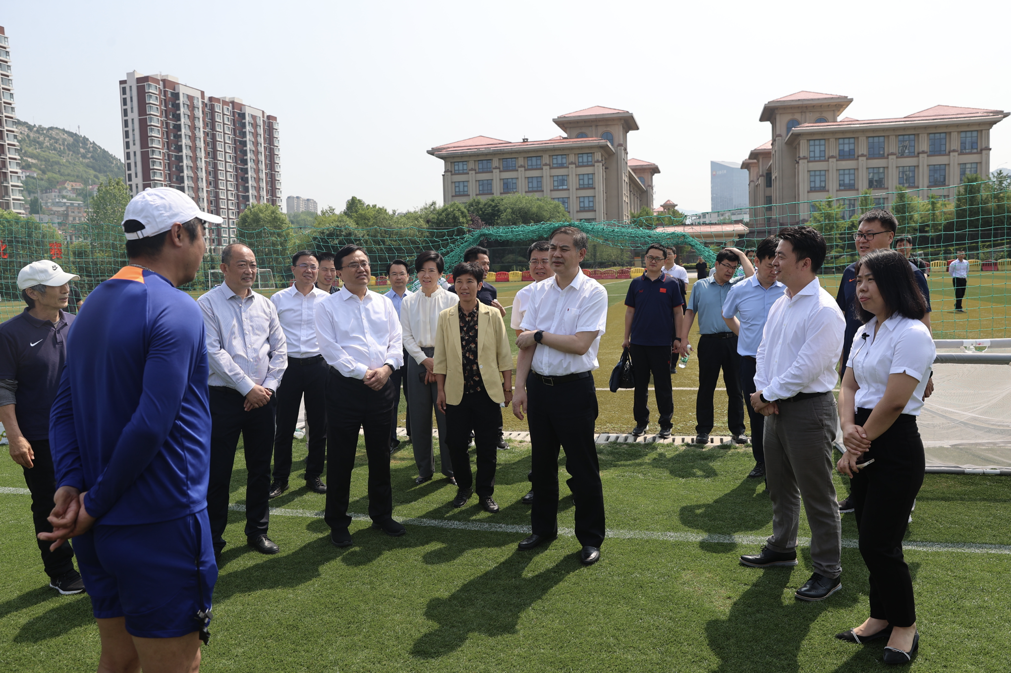 中国足协党委书记张家胜到山东泰山足球俱乐部调研