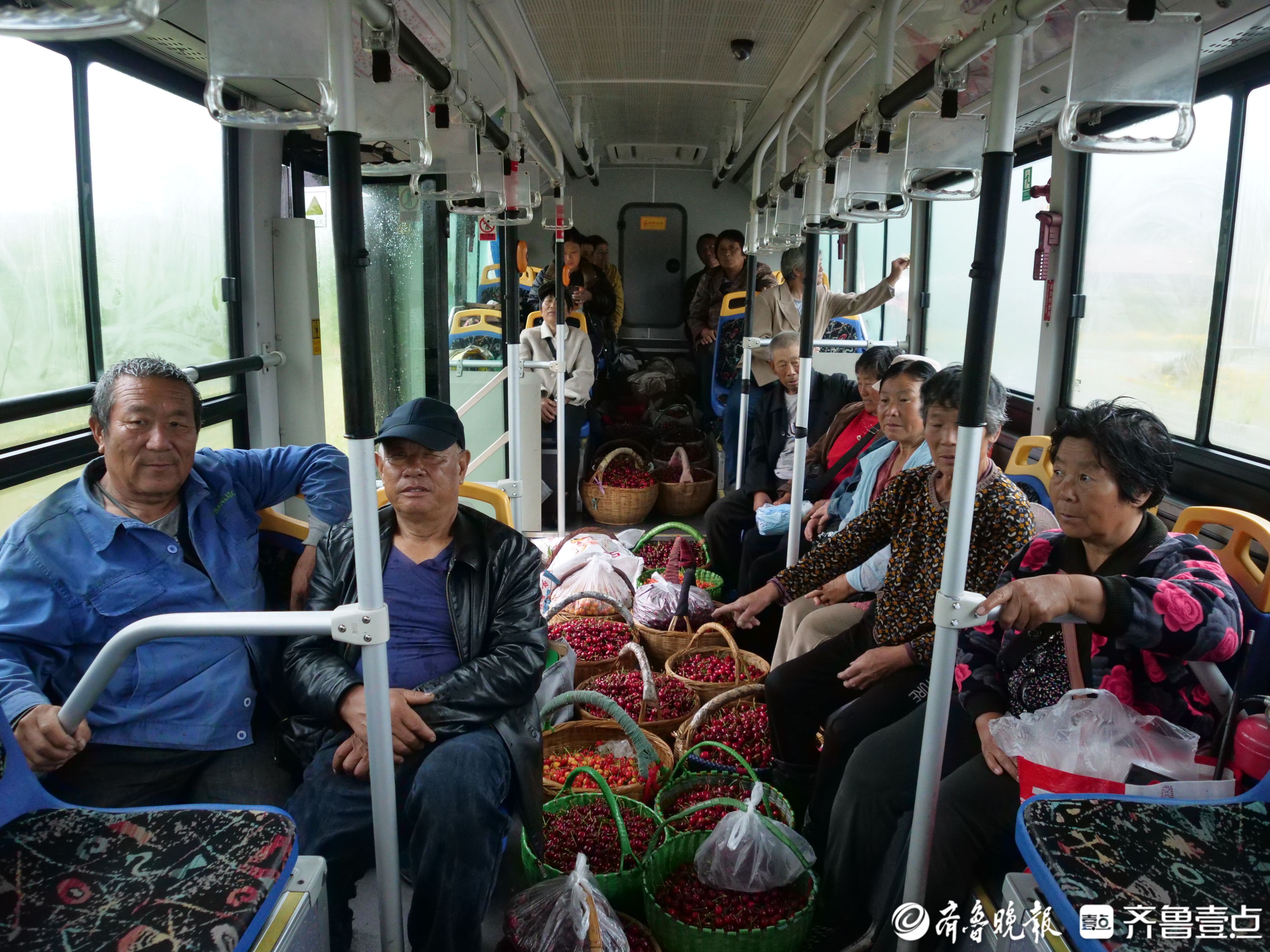 来自五莲县北小庄的17户村民们带着自家采摘的