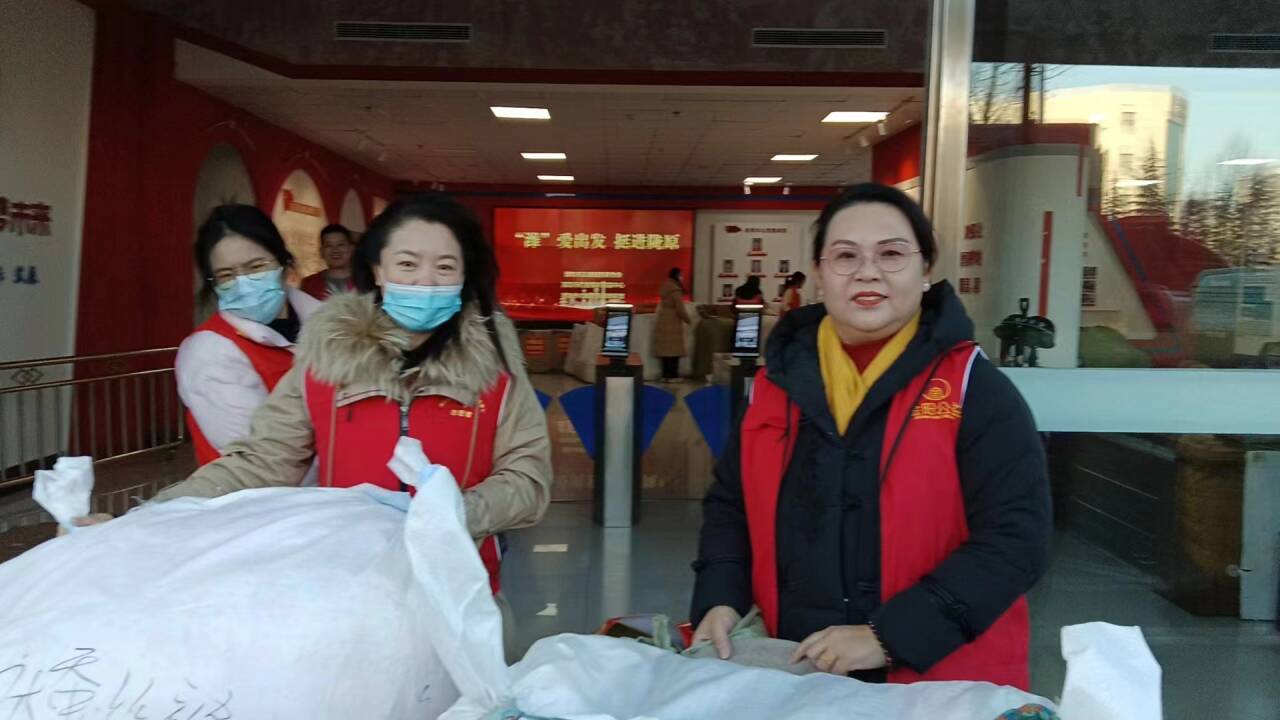 四个100|热衷公益事业，她带领团队资助10名困境儿童